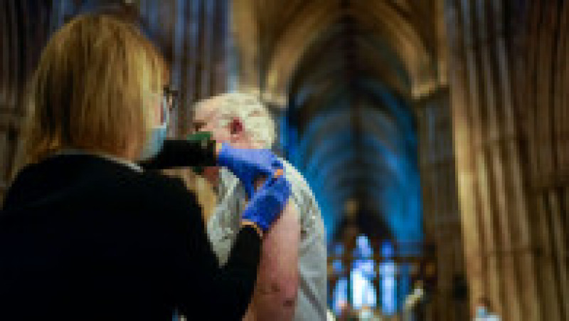 Un bărbat este vaccinat anti-COVID în Catedrala Lichfield din Staffordshire, Marea Britanie, transformată în centru de vaccinare. Foto: GettyImages | Poza 1 din 8