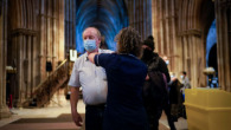 Un bărbat este vaccinat anti-COVID în Catedrala Lichfield din Staffordshire, Marea Britanie, transformată în centru de vaccinare. Foto: GettyImages | Poza 2 din 8