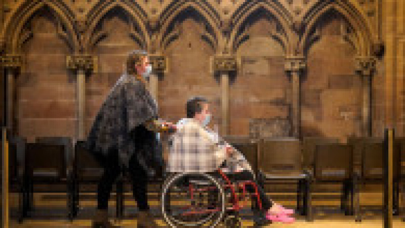 O persoană cu dizabilități ajunge la Catedrala Lichfield din Staffordshire, Marea Britanie, transformată în centru de vaccinare. Foto: GettyImages | Poza 3 din 8