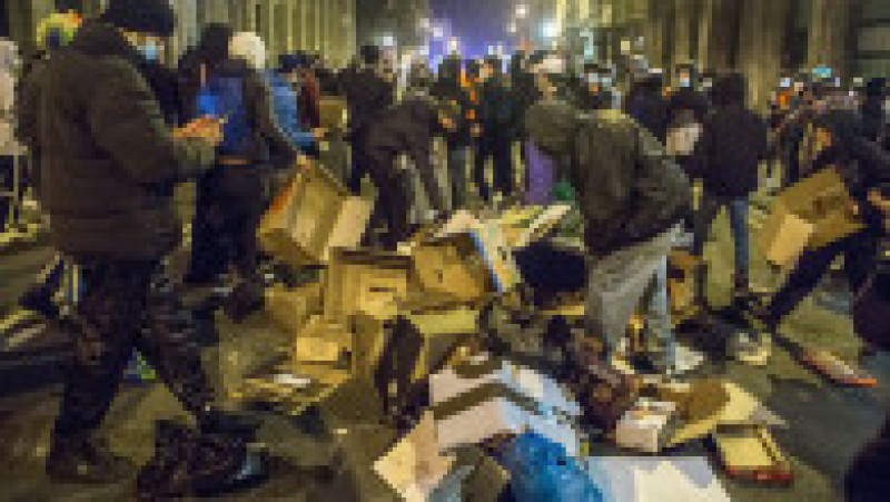 Protestatarii adună cutii de carton pentru a le da foc. Foto: Profimedia | Poza 4 din 6