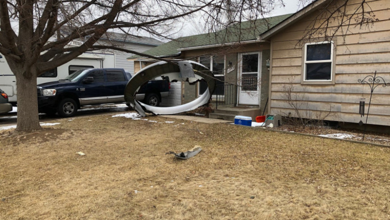 Resturi provenind de la explozia motorului unui avion Boeing au căzut în localitatea Broomfield din Colorado Foto: Twitter Poliția Broomfield