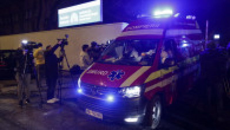 O ambulanță SMURD iese pe poarta Institutului „Marius Nasta” după o alarmă neconcretizată privind riscul producerii unui incendiu Foto: Inquam Photos / Octav Ganea | Poza 3 din 4