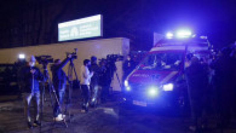 Vestea unui posibil nou incendiu la un spital din România i-a alertat pe jurnaliști care au venit duminică seara la poarta Institutului Marius Nasta Foto: Inquam Photos / Octav Ganea | Poza 2 din 4