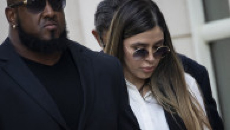 Emma Coronel Aispuro, în iulie 2019, părăsește tribunalul unde El Chapo, soțul ei, tocmai fusese condamnat pe viață Foto: Profimedia | Poza 2 din 13