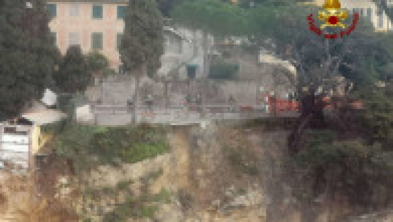 O alunecare de teren a aruncat în mare 200 de sicrie, în Italia FOTO: Profimedia Images | Poza 4 din 7