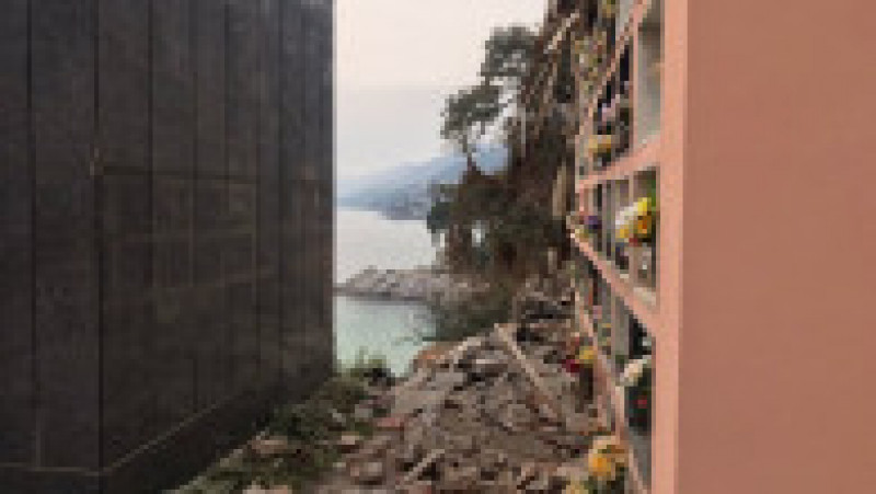 O alunecare de teren a aruncat în mare 200 de sicrie, în Italia FOTO: Profimedia Images | Poza 1 din 7
