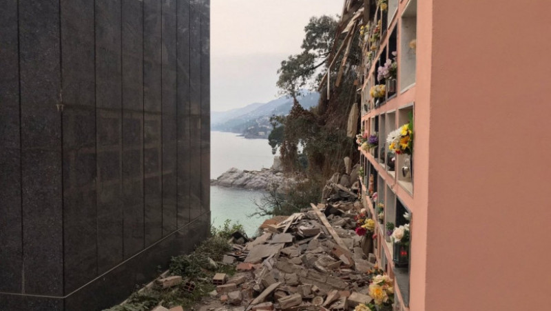 O alunecare de teren a aruncat în mare 200 de sicrie, în Italia FOTO: Profimedia Images