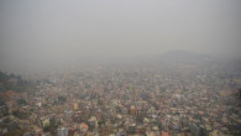 Capitala Nepalului, Kathmandu, învăluită într-un nor gros de particule. FOTO: Profimedia Images | Poza 2 din 10