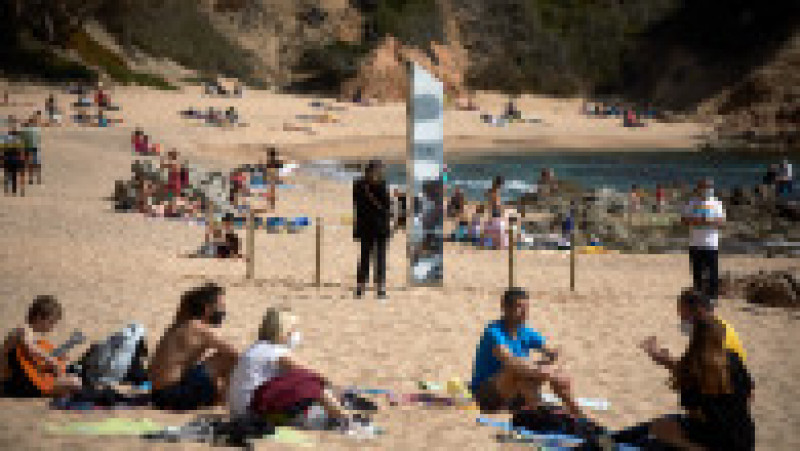 Turiștii s-au arătat interesați de noua apariție de pe plaja din Costa Brava. Foto: Agerpres / EPA / David Borrat | Poza 4 din 4