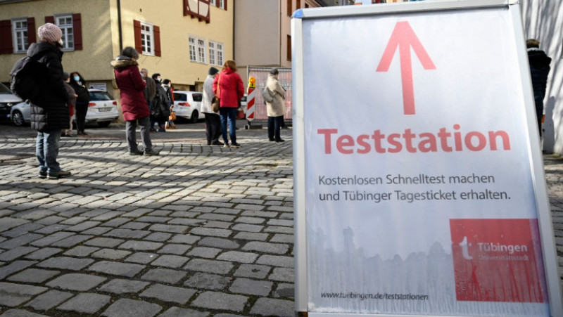 Oamenii se testează în orașul Tuebingen din Germania. Foto: Profimedia 