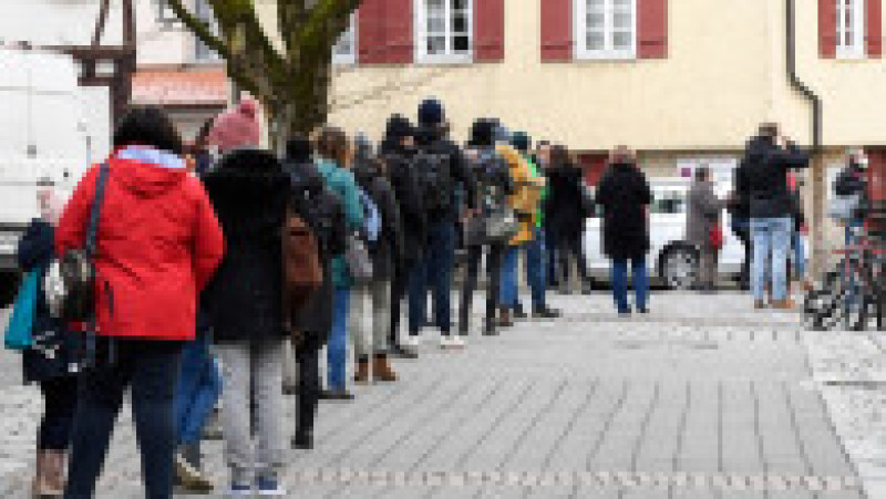Oamenii stau la coadă pentru testare. Foto: Profimedia | Poza 5 din 5