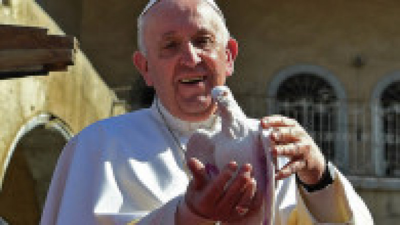 Papa Francisc, cu o turturică albă în mâini, simbolul păcii și iubirii. Foto: Profimedia Images | Poza 9 din 9