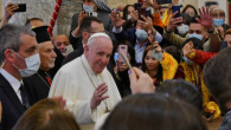 Papa Francisc, întâmpinat de credincioși la o biserică din Mosul. Foto: Profimedia Images | Poza 7 din 9