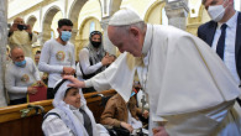 Papa Francisc a binecuvântat un copil din Irak în timpul vizitei sale la Mosul, în Irak. Foto: Profimedia Images | Poza 8 din 9