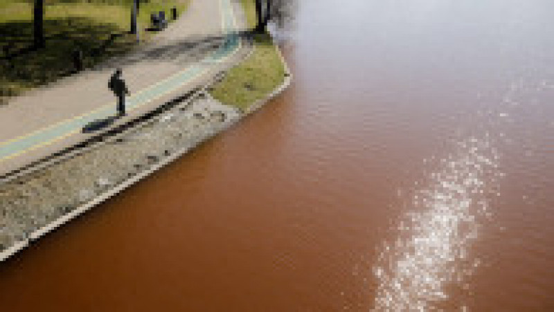 Inexplicabil, apa lacului IOR are un colorit roșiatic de câteva săptămâni Foto: Inquam Photos / George Călin | Poza 5 din 6