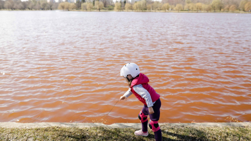 Unii spun că din cauza unor alge apa lacului IOR s-ar fi colorat în roșu Foto: Inquam Photos / George Călin