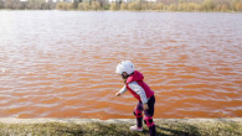 Unii spun că din cauza unor alge apa lacului IOR s-ar fi colorat în roșu Foto: Inquam Photos / George Călin | Poza 1 din 6