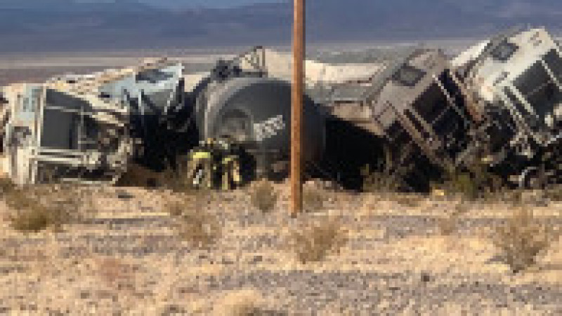 Un tren de marfă cu 44 de vagoane a deraiat în deșertul Mojave. FOTO: Twitter | Poza 2 din 3