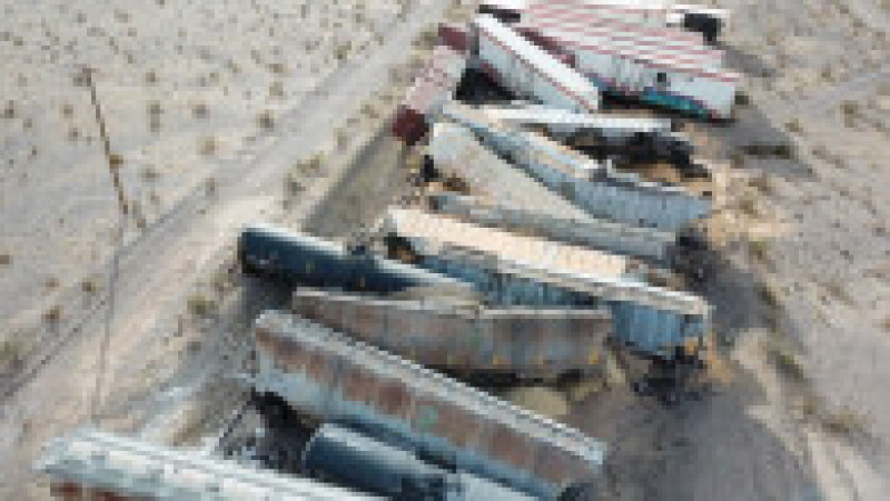 Un tren de marfă cu 44 de vagoane a deraiat în deșertul Mojave. FOTO: Twitter | Poza 1 din 3