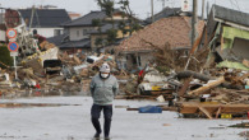 Un bărbat își caută locuința distrusă. Sursa foto: Profimedia Images | Poza 17 din 24