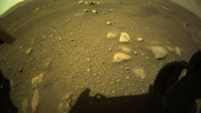 Umbra roverului Perseverance pe suprafața planetei Marte Foto: Profimedia | Poza 6 din 7