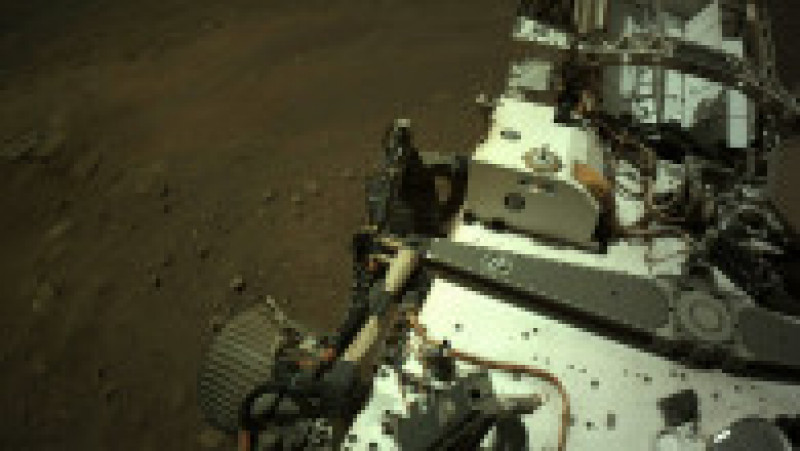 În această imagine se vede una din roțile „șenilate” ale roverului Perseverance Foto: Profimedia | Poza 4 din 7