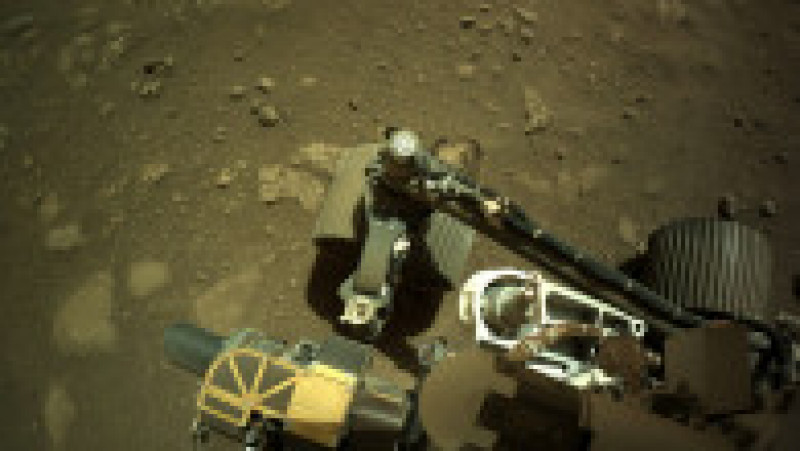 Roverul Perseverance a ieșit într-o mică „excursie” pe Marte. În această imagine se văd dintre roțile sale șenilate Foto: Profimedia | Poza 5 din 7