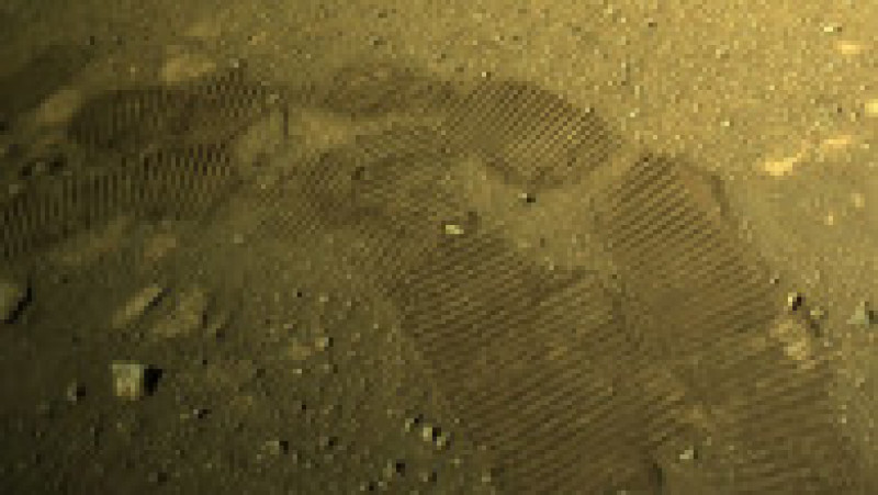 Urme lăsate de roverul Perseverance în praful de pe Marte. Se vede aici locul unde roverul a făcut o întoarcere Foto: NASA/JPL Caltech via BBC | Poza 7 din 7