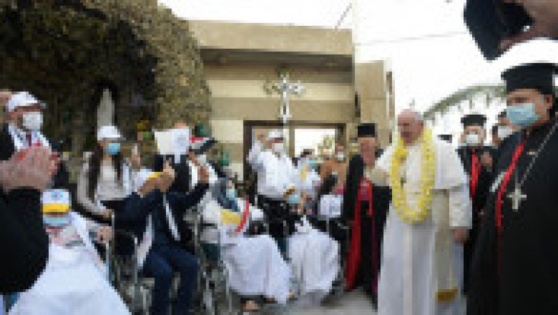 Papa este întâmpinat de credincioși în fața catedralei siro-catolice din Bagdad Foto: Profimedia | Poza 15 din 17