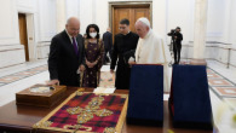 Președintele irakian Barham Saleh îi prezintă Papei o pânză pe care este bătută o cruce din pietre si metal Foto: Profimedia | Poza 13 din 17