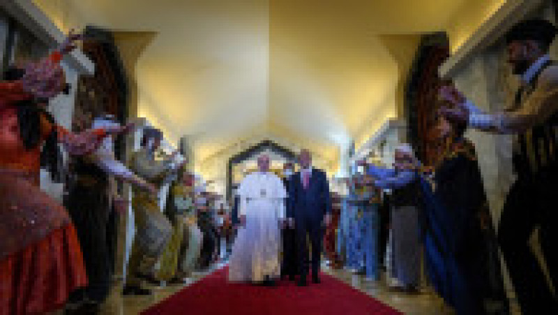 Premierul Irakului, Mustafa al-Kadhemi îl întâmpină pe papă în salonul oficial al Aeroportului Internațional Bagdad Foto: Profimedia | Poza 5 din 17
