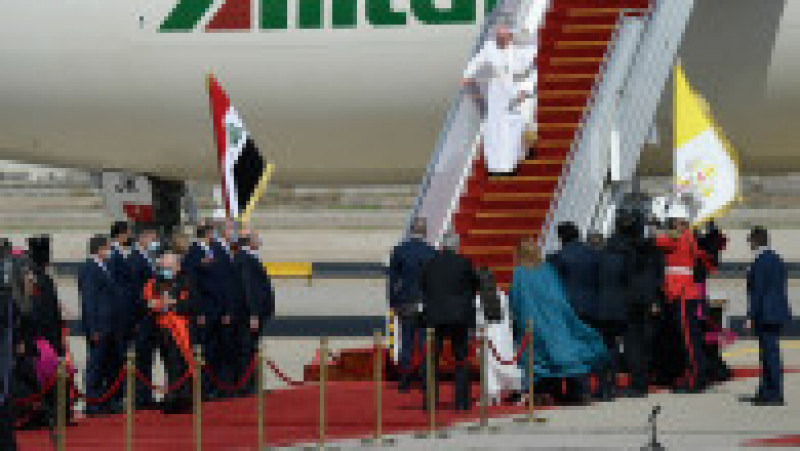Papa coboară din avion pe aeroportul din Bagdad, începându-și astfel vizita istorică în Irak Foto: Profimedia | Poza 2 din 17