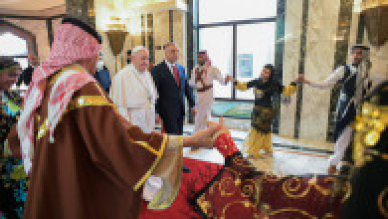 Papa Francisc este întâmpinat la palatul prezidențial din Irak cu dansuri tradiționale Foto: Profimedia | Poza 12 din 17