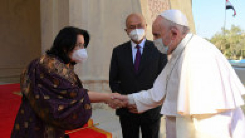 Soția președintelui irakian Barham Saleh îl întâmpină pe Papa Francisc Foto: Profimedia | Poza 11 din 17