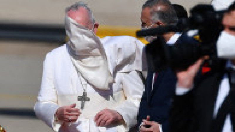 Papa Francisc își începe vizita istorică în Irak. Pe aeroport, unde vântul bate cu putere, este întâmpinat de premierul Mustafa al-Kadhem Foto: Profimedia | Poza 3 din 17