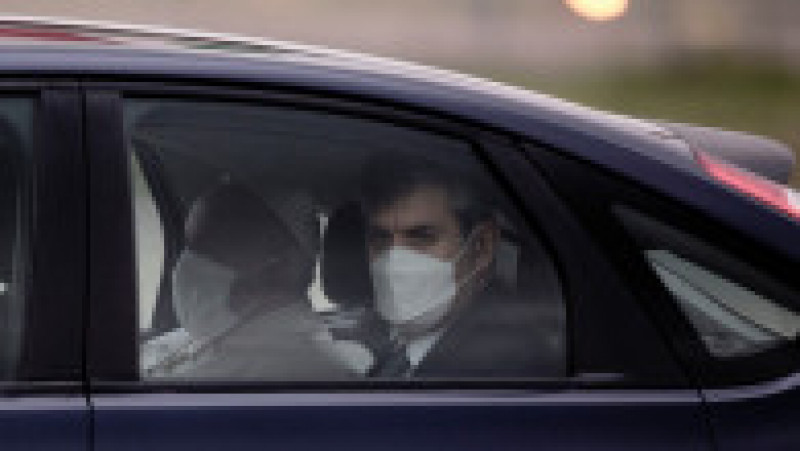 Papa într-o mașină neagră se îndreaptă către aeroportul Fiumicino din Roma pentru a pleca într-o vizită istorică în Irak, prima vizită externă pe care o face în pandemie Foto: Profimedia | Poza 1 din 17