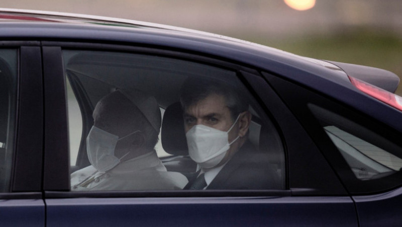 Papa într-o mașină neagră se îndreaptă către aeroportul Fiumicino din Roma pentru a pleca într-o vizită istorică în Irak, prima vizită externă pe care o face în pandemie Foto: Profimedia