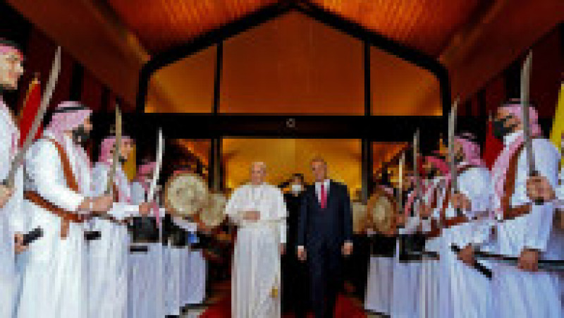 Premierul irakian Mustafa al-Kadhemi îl primește pe Papa Francisc cu gărzile de elită Foto: Profimedia | Poza 4 din 17