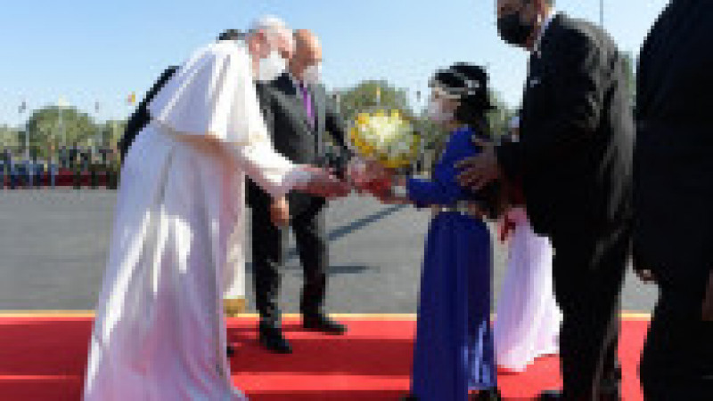 Papa Francisc, întâmpinat cu flori de copii la palatul prezidențial din Bagdad Foto: Profimedia | Poza 9 din 17