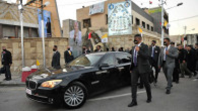 Papa a circulat cu o mașină blindată în timpul vizitei din Irak, o vizită istorică și totodată riscantă din punct de vedere al securității Foto: Profimedia | Poza 7 din 17