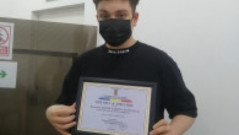 Victor Gabriel Antonescu are 16 ani cu diploma primită pentru că este cea mai tânără persoană din România care s-a vaccinat anti-COVID Foto: Prefectura Prahova | Poza 1 din 5
