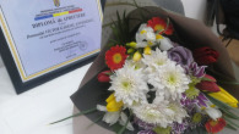 Victor Gabriel Antonescu a primit o diplomă și un buchet de flori pentru exemplul oferit ca cel mai tânăr român vaccinat Foto: Prefectura Prahova | Poza 4 din 5