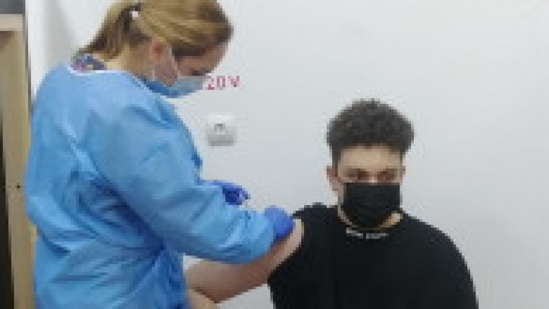 Victor Gabriel Antonescu este cea mai tânără persoană din România care s-a vaccinat Foto: Prefectura Prahova | Poza 3 din 5