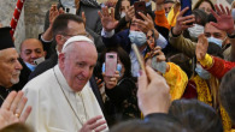 Papa este întâmpinat de credincioși în momentul în care sosește la catedrala siro-catolică din Karakosh Foto: Profimedia | Poza 1 din 6