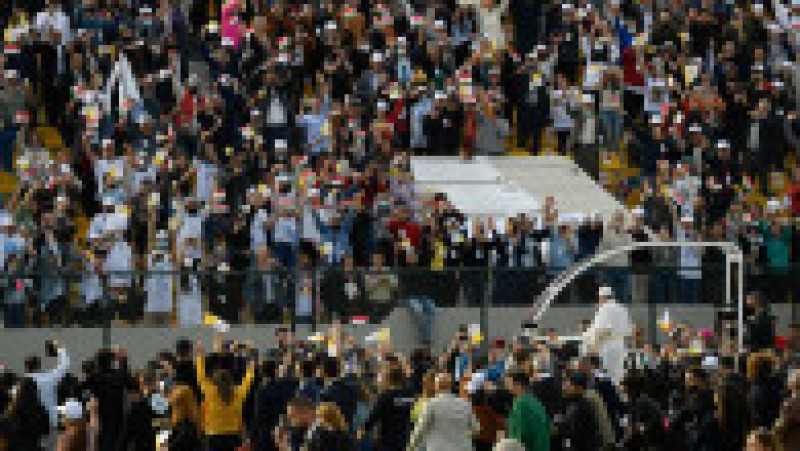 Papa ajunge în papamobil pe stadionul din Erbil fiind întâmpinat cu entuziasm de credincioși Foto: Profimedia | Poza 6 din 6