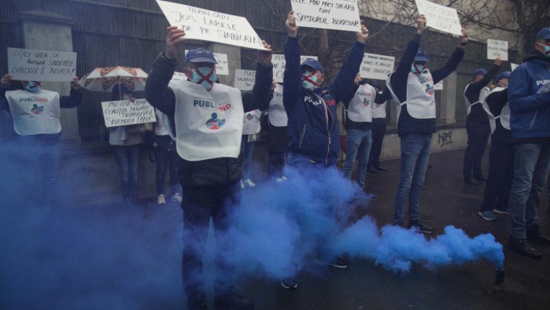 Sindicalistii Publisind au dat cu fumigene la protestul de la Ministerul Muncii. FOTO: INQUAM PHOTOS - Octav Ganea