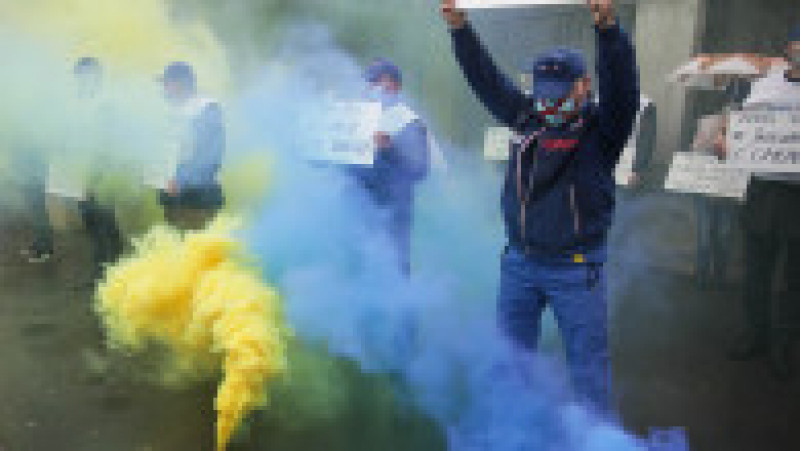 Sindicalistii Publisind au dat cu fumigene la protestul de la Ministerul Muncii. FOTO: INQUAM PHOTOS - Octav Ganea | Poza 4 din 4