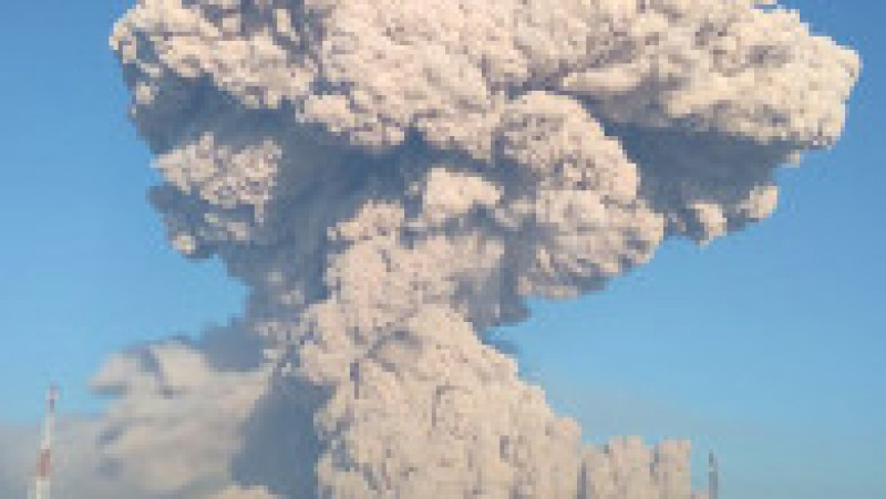 Un nor de fum urcă în aer după erupția muntelui Sinabung de pe insula Sumatra. Foto: AFP PHOTO / Indonesia Geological Agency, via Profimedia Images | Poza 1 din 2