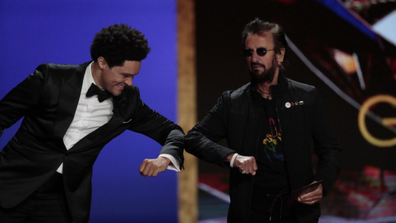 Martie 2021, Premiile Grammy: Trevor Noah (stânga) și Ringo Starr au prezentat premiul pentru cea mai bună piesă înregistrată a anului Foto: Profimedia