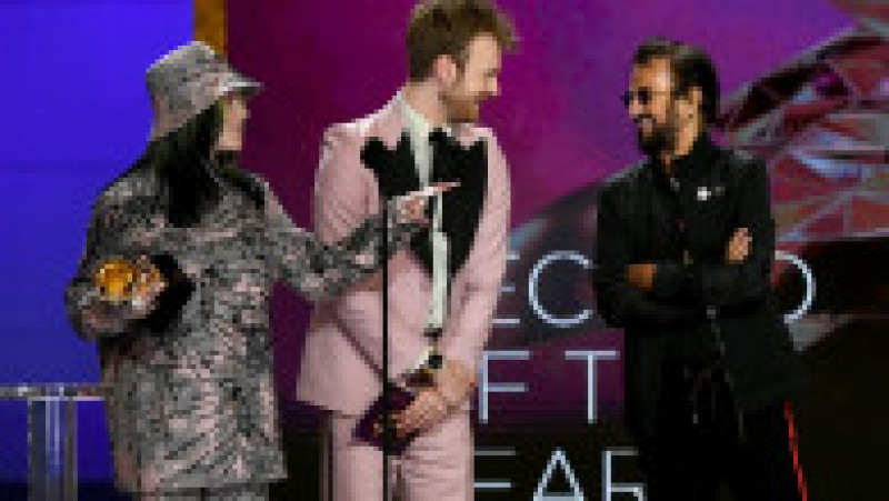 Martie 2021, Los Angeles. Billie Eilish și fratele său FINNEAS primesc de la Ringo Starr (dreapta) premiul Grammy pentru cea mai bună melodie înregistrată a anului Foto: Profimedia | Poza 2 din 12